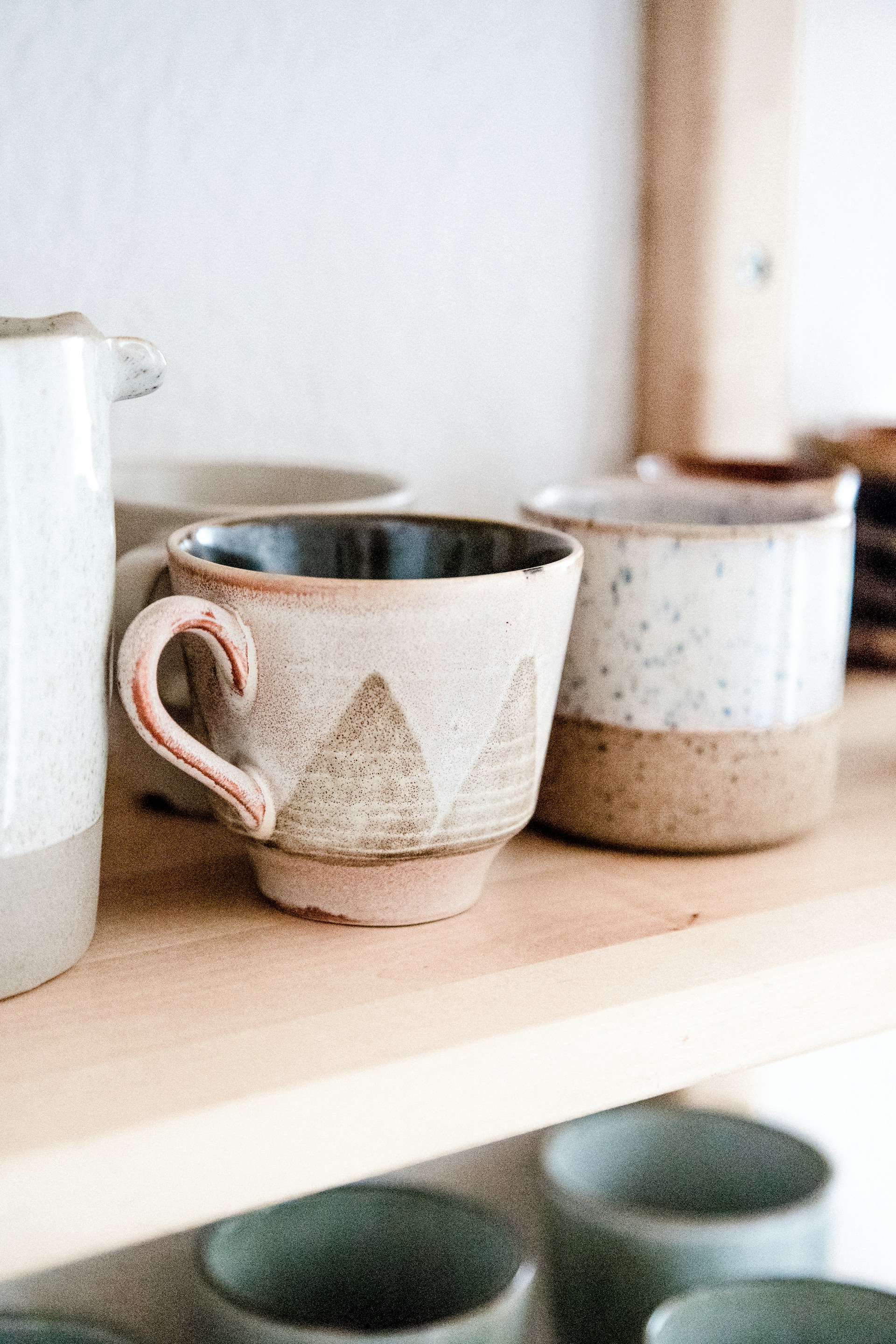 Variedade de produtos de cerâmica, feitos a mão.