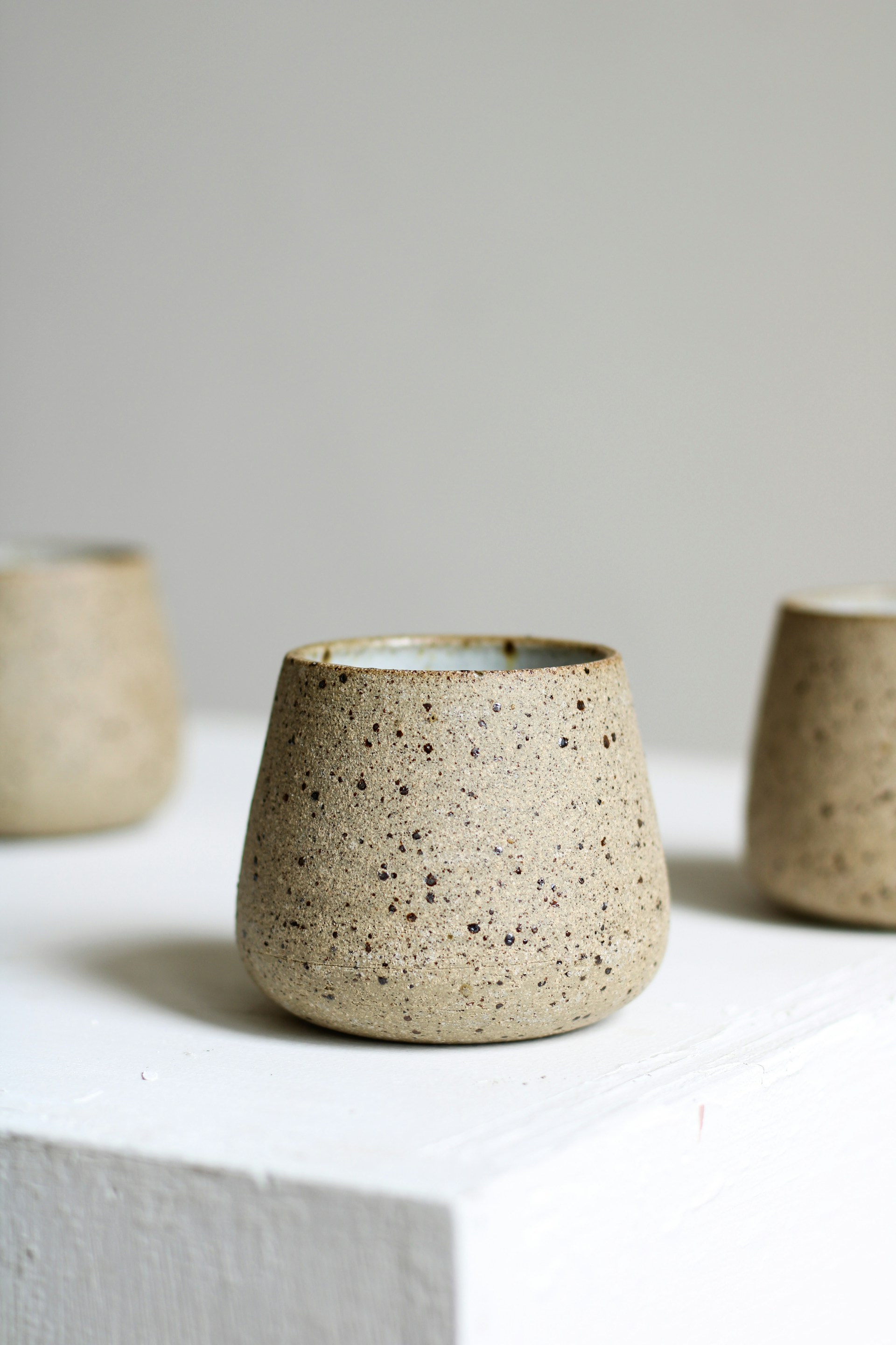 Variedade de produtos de cerâmica, feitos a mão.