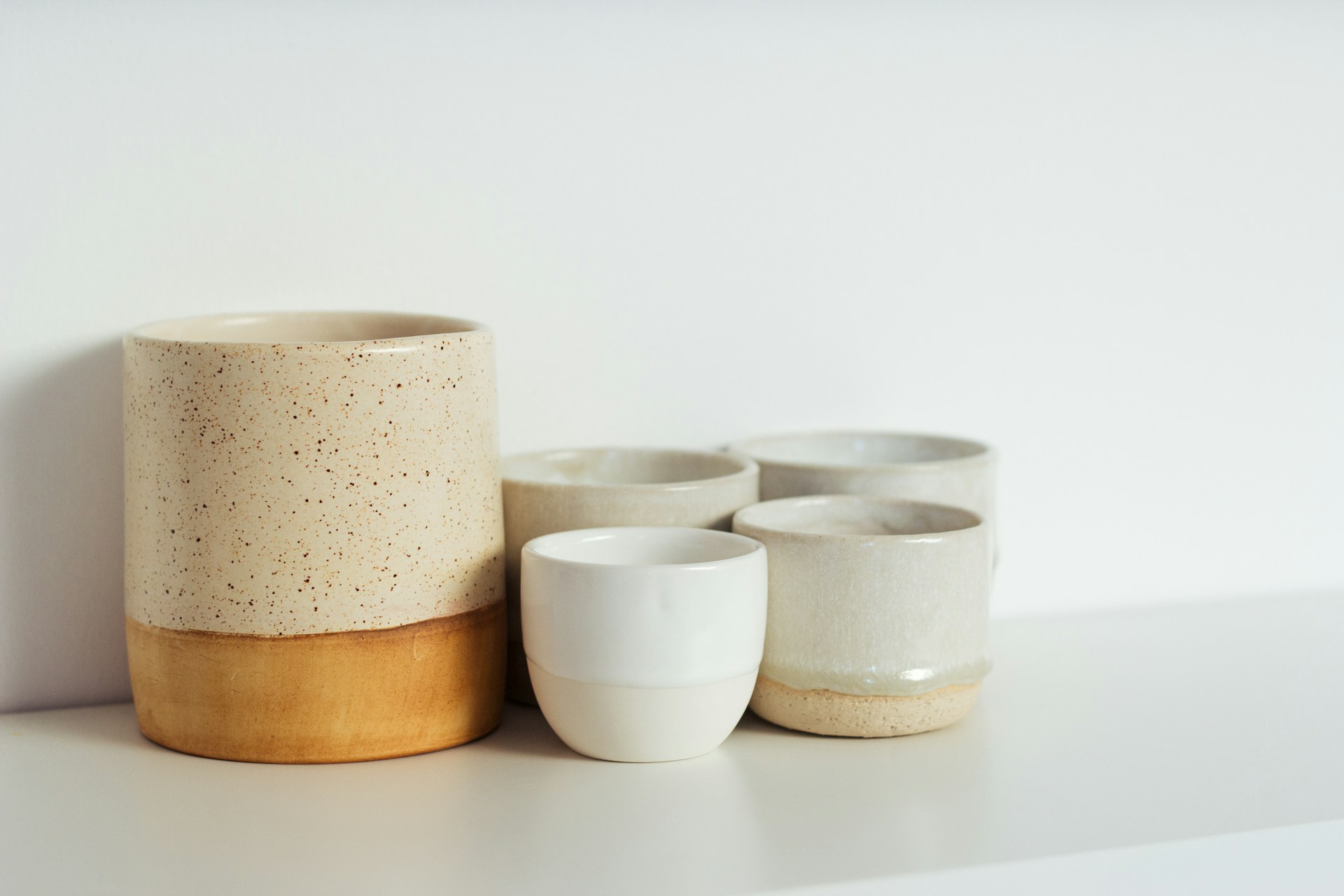 Variedade de produtos de cerâmica, feitos a mão.