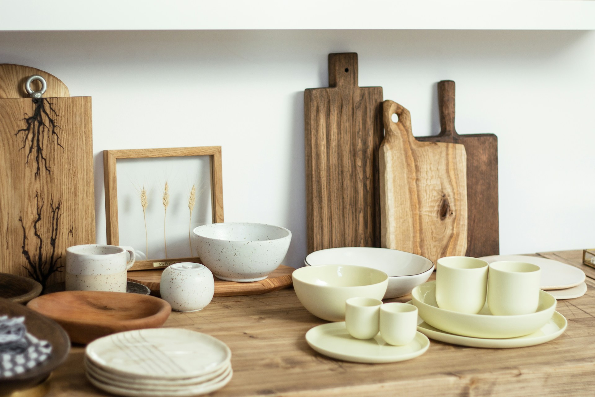 Variedade de produtos de cerâmica, feitos a mão.